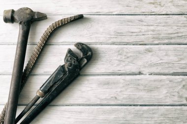 kopyalamak için alan ile ahşap arka plan üzerinde inşaat araçları