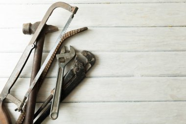 kopyalamak için alan ile ahşap arka plan üzerinde inşaat araçları