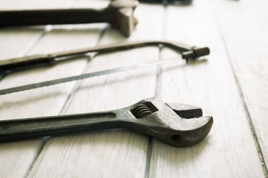 kopyalamak için alan ile ahşap arka plan üzerinde inşaat araçları