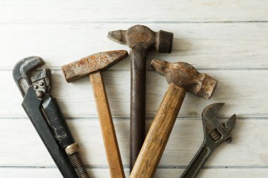 kopyalamak için alan ile ahşap arka plan üzerinde inşaat araçları