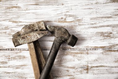 kopyalamak için alan ile ahşap arka plan üzerinde inşaat araçları