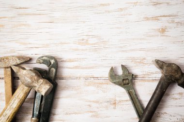 kopyalamak için alan ile ahşap arka plan üzerinde inşaat araçları