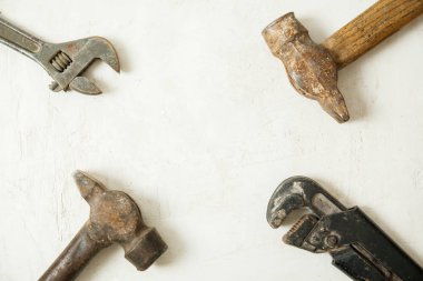 kopyalamak için alan ile ahşap arka plan üzerinde inşaat araçları