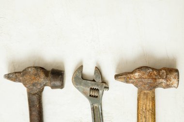 kopyalamak için alan ile ahşap arka plan üzerinde inşaat araçları