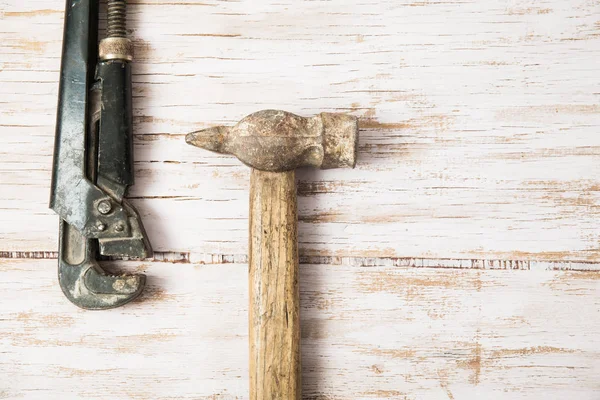 Herramientas de construcción sobre fondo de madera con espacio para copia — Foto de Stock