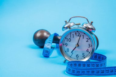 Çalar saat ve fitness ekipmanları