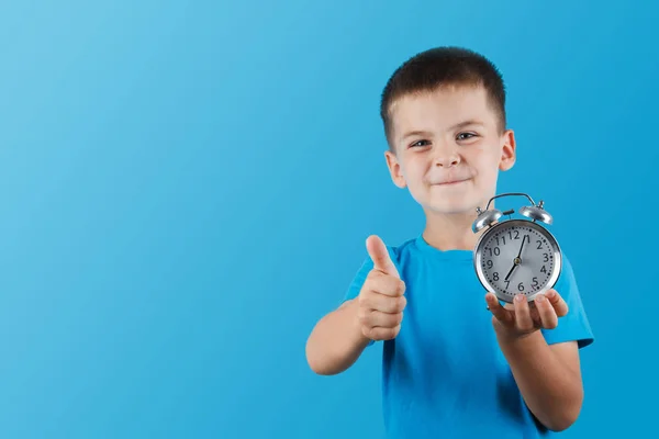 Chłopiec dziecko trzyma zegar alarm — Zdjęcie stockowe