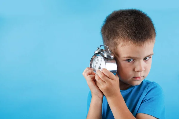 Niño niño sosteniendo alarma de reloj — Foto de Stock