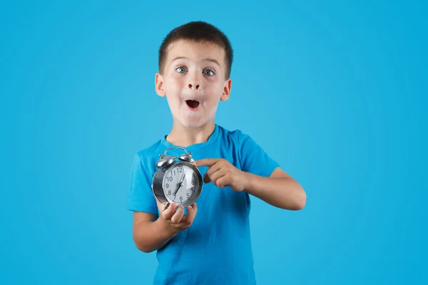 Kid jongen houden klok alarm — Stockfoto