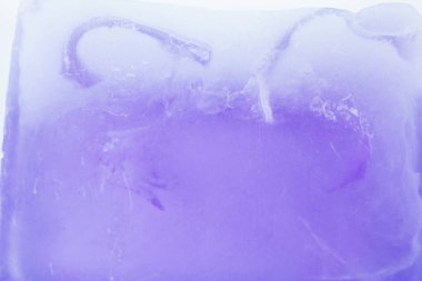 Yakın çekim, yan tarafında kazınmış harflerle doğal sabun bir çubuk sığ odak.