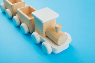 Ahşap tren mavi izole