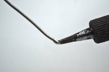 Beyaz arka planda demir dokunmatik kablo lehimleme. Makro fotoğraf. Bilim ve teknoloji temaları