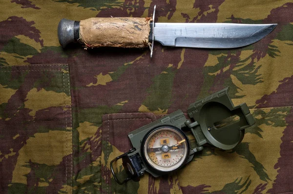 Askeri kamuflaj pantolonu, pusula ve bıçak. Taktik ve hayatta kalma teması