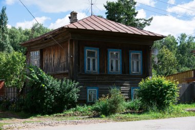 Eski iki katlı ahşap ev