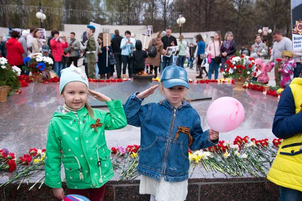 Los niños saludan en el fondo — Foto de Stock