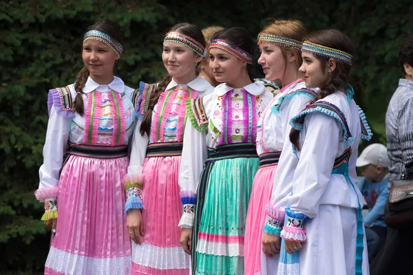 Mulheres em vestidos nacionais Mari — Fotografia de Stock