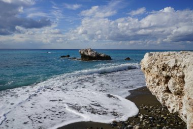 Deniz kenarındaki taşlar, Aralık günü. Pathos. Kıbrıs