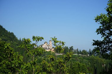 Yeni Athos manastırı, selvi ağaçları, yaz akşamı.