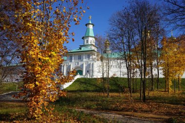Güneşli bir sonbahar gününde Yeni Kudüs Manastırı