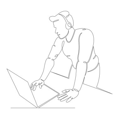 Kulaklıklı genç hippi DJ dizüstü bilgisayarlı.