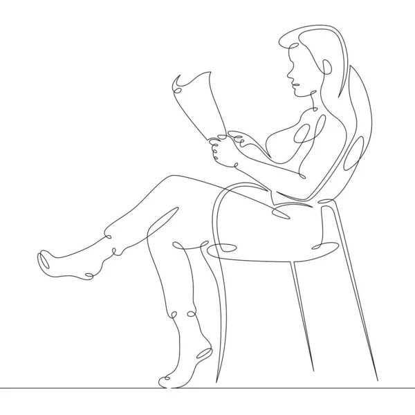 Kobieta siedząca na krześle czytająca magazyn — Zdjęcie stockowe