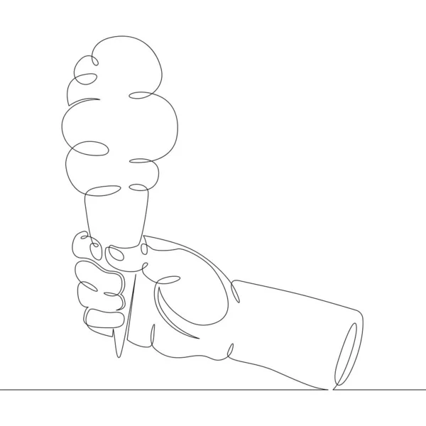 Рука держит мороженое в вафельном конусе — стоковое фото