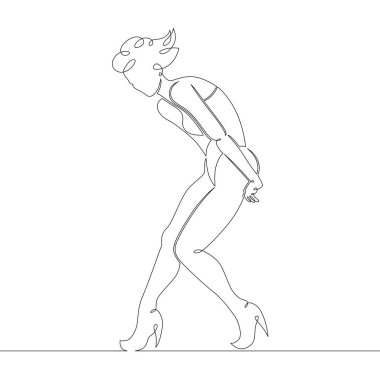 Bikini ve tunik giymiş güzel bir kadın.