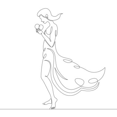 Zarif, ince, elbise giymiş güzel bir kadın elinde bir kalp tutuyor..