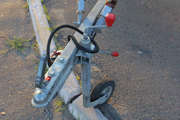 Endüstrinin konusu olan römorkları ya da ek yükleri bağlamak için kullanıcı kolu ile metal sıkılaştırma