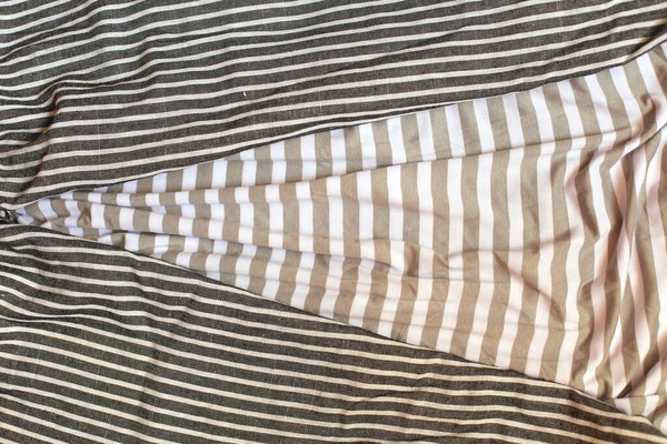Naturalna szara tkanina lniana w paski. Szorstkie pogniecione tło włókiennicze — Zdjęcie stockowe