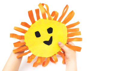 Çocuklar ellerinde renkli kağıttan - güneş beyaz arka plan üzerinde izole bir gülümseme ile el yapımı