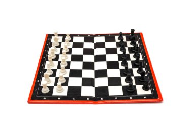 Mini kompakt küçük rakamlar üzerinde beyaz bir arka plan ile taşınabilir satranç