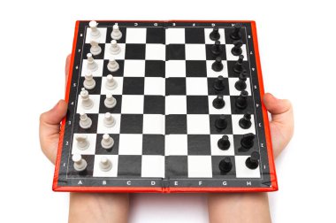 Beyaz bir arka plan üzerinde izole elinde küçük rakamlar ile Mini kompakt taşınabilir satranç