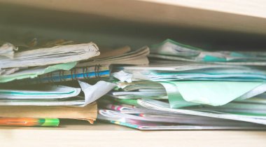 Yığınlar, dizüstü bilgisayarlar ve okul malzemeleri - bir karmaşa dolabın içinde