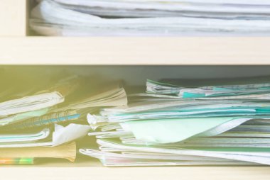 Yığınlar, dizüstü bilgisayarlar ve okul malzemeleri - bir karmaşa dolabın içinde