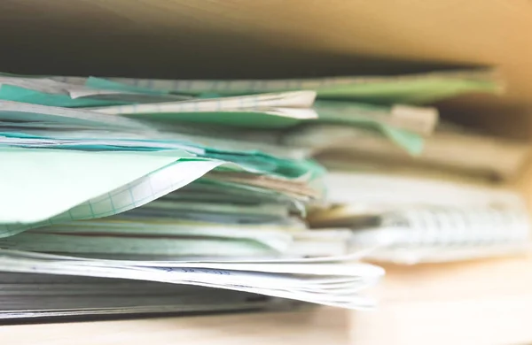 Yığınlar, dizüstü bilgisayarlar ve okul malzemeleri - bir karmaşa dolabın içinde