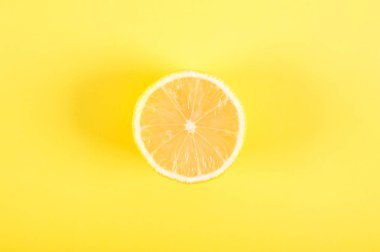 Yarım limon sarı bir arka plan üzerinde