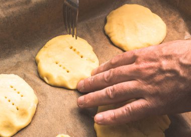 Eve el yapımı ekmek, hamur için pişirme parşömen kağıt üzerinde