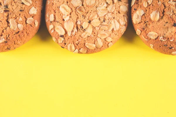 Haferflockenkekse Mit Einer Prise Haferflocken Und Samen Auf Gelbem Hintergrund — Stockfoto