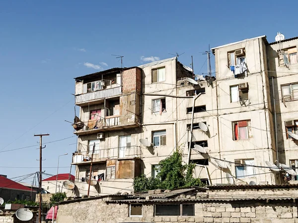 Harap evlerin yoksul nüfus, göçmenler ile. Onarım