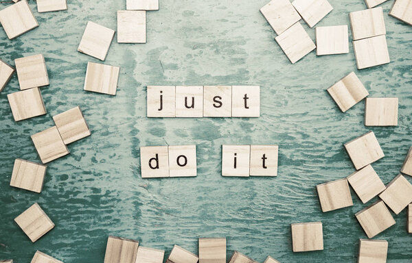 Просто сделайте это словами, выложенными деревянными буквами концепции Habet на синем фоне
