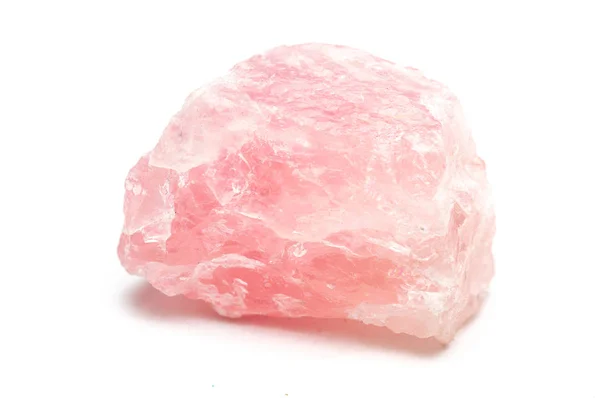 在白色背景下分离的玫瑰石英矿物 — 图库照片