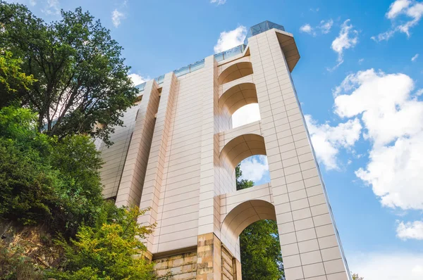 Ein Ungewöhnliches Gebäude Mit Aufzug Und Schönen Bögen — Stockfoto