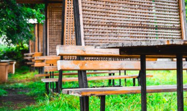 Parkta rahatlamak için ahşap çardak