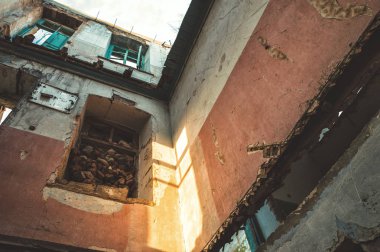 Duvar ve cephe harap eski bir binayı terk