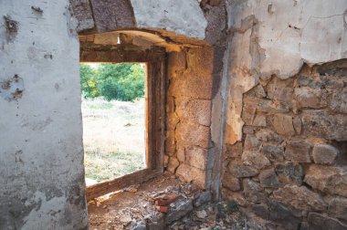 Duvar ve cephe harap eski bir binayı terk