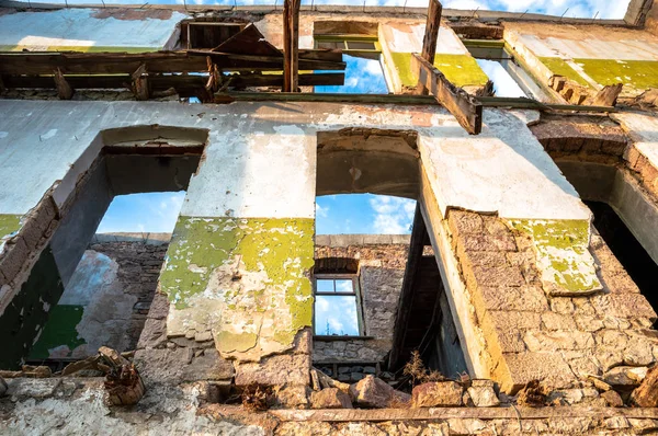 Wanden Gevel Van Een Oude Geruïneerd Verlaten Gebouw — Stockfoto