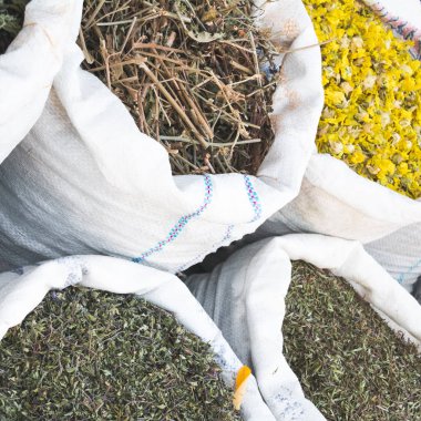 Kurutulmuş bitkiler ve çiçekler beyaz torbalarda