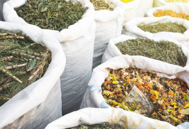 Kurutulmuş bitkiler ve çiçekler beyaz torbalarda