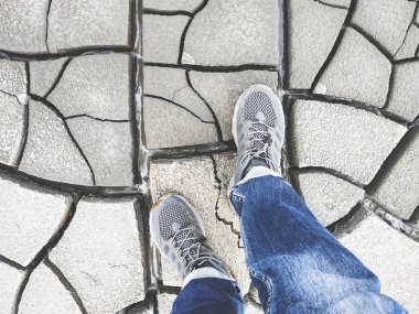 Çatlaklar ile Kuru zeminde yürüyüş